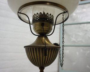 画像8: 西洋　クラシカル　古いアンティーク　1灯　フロアライト　アイアン　ゴールド色　乳白ガラス　スタンドライト　照明　オイルランプ風　英国　洋館　カフェ