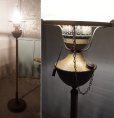 画像3: 西洋　クラシカル　古いアンティーク　1灯　フロアライト　アイアン　ゴールド色　乳白ガラス　スタンドライト　照明　オイルランプ風　英国　洋館　カフェ
