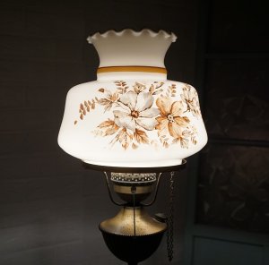 画像17: 西洋　クラシカル　古いアンティーク　1灯　フロアライト　アイアン　ゴールド色　乳白ガラス　スタンドライト　照明　オイルランプ風　英国　洋館　カフェ