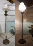 画像1: 西洋　クラシカル　古いアンティーク　1灯　フロアライト　アイアン　ゴールド色　乳白ガラス　スタンドライト　照明　オイルランプ風　英国　洋館　カフェ (1)