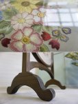 画像13: 花の刺繍　ガラス　天板　ファイヤースクリーン　サイドテーブル　飾り棚　台　パーテーション　衝立　間仕切り　西洋 英国 スタイル　オーク材　カフェテーブル　アンティーク　ヴィンテージ