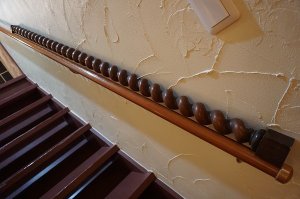 画像2: イギリス　英国　古い木　アンティーク　ツイスト　無垢材　階段　手すり　ディスプレイ　インテリア　オブジェ　柱　パーツ　西洋　洋館　１本出品　在庫2本　(2)