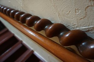 画像5: イギリス　英国　古い木　アンティーク　ツイスト　無垢材　階段　手すり　ディスプレイ　インテリア　オブジェ　柱　パーツ　西洋　洋館　１本出品　在庫2本　(1)