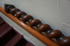 画像6: イギリス　英国　古い木　アンティーク　ツイスト　無垢材　階段　手すり　ディスプレイ　インテリア　オブジェ　柱　パーツ　西洋　洋館　１本出品　在庫2本　(1)