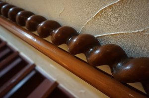 画像4: イギリス　英国　古い木　アンティーク　ツイスト　無垢材　階段　手すり　ディスプレイ　インテリア　オブジェ　柱　パーツ　西洋　洋館　１本出品　在庫2本　(1)