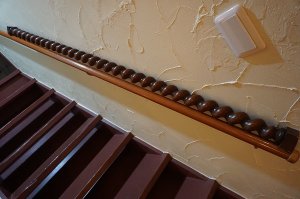 画像2: イギリス　英国　古い木　アンティーク　ツイスト　無垢材　階段　手すり　ディスプレイ　インテリア　オブジェ　柱　パーツ　西洋　洋館　１本出品　在庫2本　(1)