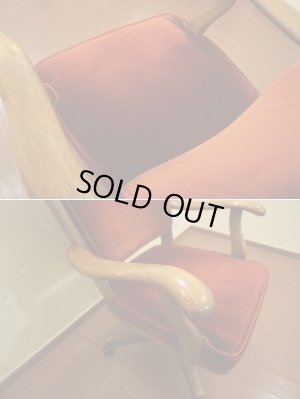 画像12: ヴィンテージ　karimoku カリモク　アームチェア　書斎椅子　デスクチェア　回転椅子　昇降　楢材　オーク材　キャスターチェア　イス　ワインレッド　モケット