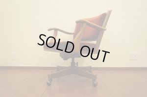 画像1: ヴィンテージ　karimoku カリモク　アームチェア　書斎椅子　デスクチェア　回転椅子　昇降　楢材　オーク材　キャスターチェア　イス　ワインレッド　モケット