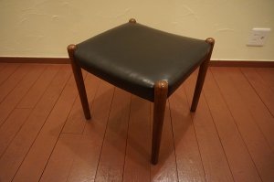 画像2: ヴィンテージ　チーク材　フェイクレザー　ブラック　スツール　チェア　腰掛け　椅子　イス　オットマン　北欧　ビンテージ