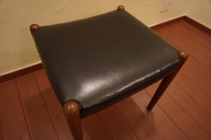 画像4: ヴィンテージ　チーク材　フェイクレザー　ブラック　スツール　チェア　腰掛け　椅子　イス　オットマン　北欧　ビンテージ