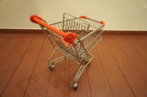 画像9: ヴィンテージ　ミニショッピングカート　買い物カート　高さ36cm　スーパーマーケット　小物入れ　キッズ　ままごと　子供遊具　収納ケース　おもちゃ　ぬいぐるみ　ごっこ遊び　デスク整理　プッシュカート　ハンドカート　トロリー　キャスター　インテリア　オブジェ　ディスプレイ　ビンテージ　店舗什器