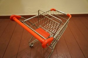 画像3: ヴィンテージ　ミニショッピングカート　買い物カート　高さ36cm　スーパーマーケット　小物入れ　キッズ　ままごと　子供遊具　収納ケース　おもちゃ　ぬいぐるみ　ごっこ遊び　デスク整理　プッシュカート　ハンドカート　トロリー　キャスター　インテリア　オブジェ　ディスプレイ　ビンテージ　店舗什器