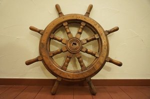 画像2: 古い木　アンティーク　船舵 ハンドル ラット 舵輪　船舶　操舵輪　木製　インテリア　オブジェ　置物　壁掛け　店舗什器　ディスプレイ　ガーデニングアイテム　アトリエ　クウネル