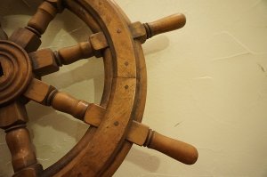 画像6: 古い木　アンティーク　船舵 ハンドル ラット 舵輪　船舶　操舵輪　木製　インテリア　オブジェ　置物　壁掛け　店舗什器　ディスプレイ　ガーデニングアイテム　アトリエ　クウネル