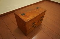 民芸家具　工芸品　裁縫箱　小引き出し　隠れ収納　ミニチェスト　時代　小箱　針箱　道具箱　茶道具　古道具　古民具　整理箱　ソーイングボックス　小箪笥　欅材　ケヤキ　古民家　カフェ　ディスプレイ　店舗什器