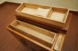画像12: 民芸家具　工芸品　裁縫箱　小引き出し　隠れ収納　ミニチェスト　時代　小箱　針箱　道具箱　茶道具　古道具　古民具　整理箱　ソーイングボックス　小箪笥　欅材　ケヤキ　古民家　カフェ　ディスプレイ　店舗什器