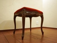 洋館　西洋　イタリア　猫脚　スツール　クラシカル　アンティーク　サロンチェア　モケット　ベロア　オットマン　腰掛け　足置き　鋲打　椅子　イス　彫刻　ロココ　ディスプレイ　店舗什器