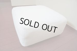 画像1: cassina カッシーナ モデル271 羽毛 フェザー入り MEX CUBE メックスキューブ ソファ オットマン スツール ピエロ・リッソーニ 在庫2つ　(1)