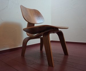画像2: 【展示美品】　Eams イームズ 初期作品　ミッドセンチュリー　LCW　イージーチェア　ラウンジチェア　ウォールナット材　椅子　イス　北欧モダン　在庫4脚　(4)