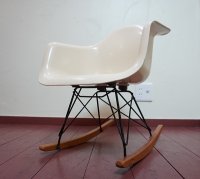 北欧 ミッドセンチュリー モダン　Charles&Ray Eames イームズ　ロッキングチェア　キッズチェア　チャイルドチェア　子供椅子　子供部屋　ディスプレイ　イス　クリーム色　(2)