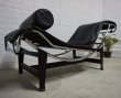 画像2: ル・コルビジェ　LC4　シェーズロング　１P　ソファ黒　イタリア製　本革　寝椅子　ロッキングチェア　安楽椅子　 (2)