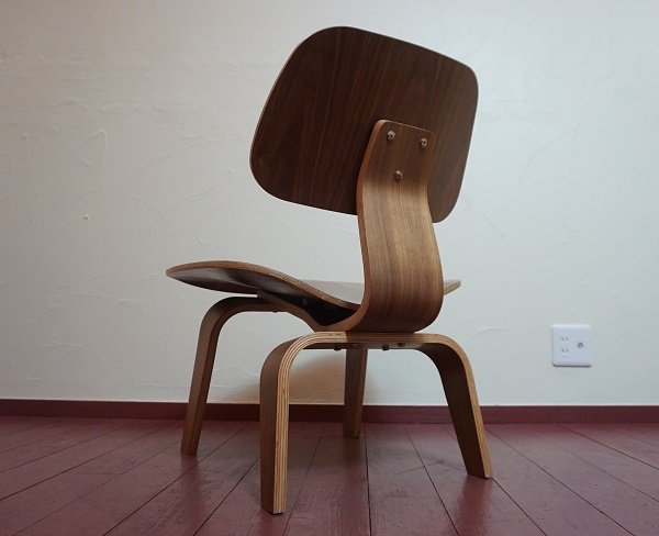 画像4: 【展示美品】　Eams イームズ 初期作品　ミッドセンチュリー　LCW　イージーチェア　ラウンジチェア　ウォールナット材　椅子　イス　北欧モダン　在庫4脚　(2) (4)