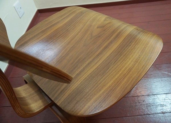 画像8: 【展示美品】　Eams イームズ 初期作品　ミッドセンチュリー　LCW　イージーチェア　ラウンジチェア　ウォールナット材　椅子　イス　北欧モダン　在庫4脚　(2) (8)