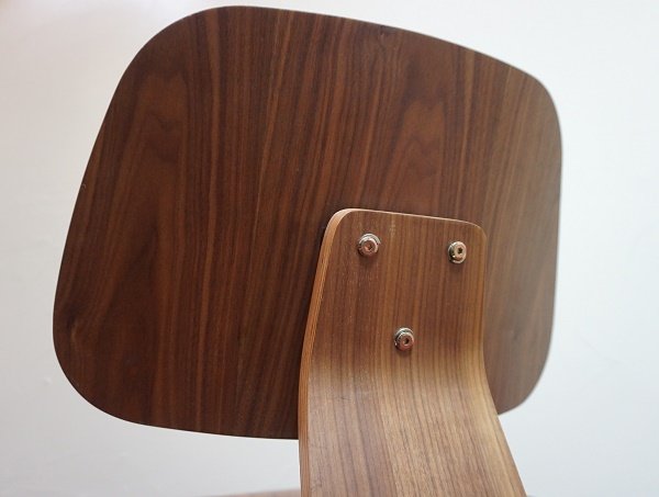 画像10: 【展示美品】　Eams イームズ 初期作品　ミッドセンチュリー　LCW　イージーチェア　ラウンジチェア　ウォールナット材　椅子　イス　北欧モダン　在庫4脚　(2) (10)